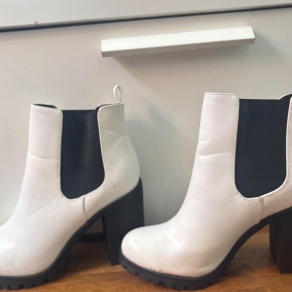 Stylish White and Black Women's Ankle Boots - Picture 4 of 6